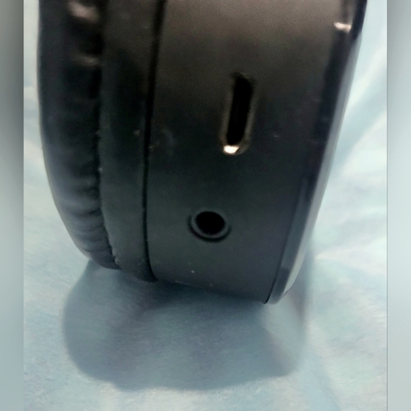 Bluetooth  rechargeable black headphones - Picture 7 of 8